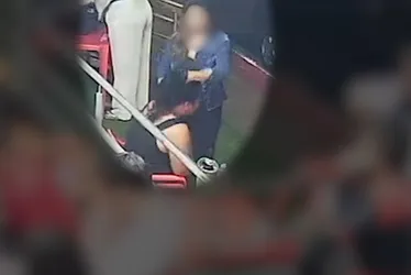 Imagem ilustrativa da imagem Mulher pula de carro em movimento para escapar de agressões