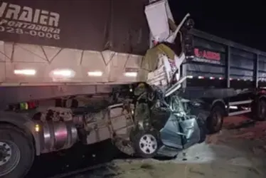 Imagem ilustrativa da imagem Na BR-116, no Paraná, acidente com duas carretas e um carro deixa 6 mortos