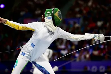 Imagem ilustrativa da imagem Nathalie Moellhausen passa mal na esgrima, volta a competir, mas é eliminada
