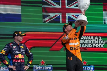 Imagem ilustrativa da imagem Norris comemora vitória no GP da Holanda usando bordão de Verstappen