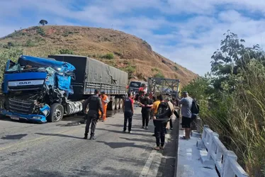 Imagem ilustrativa da imagem Ônibus da dupla César Menotti e Fabiano bate em carretas e show no ES é cancelado