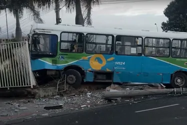 Imagem ilustrativa da imagem Ônibus derruba portão e atinge unidade de saúde da Serra