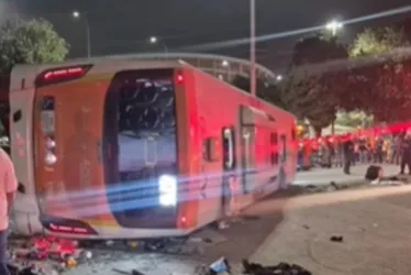 Imagem ilustrativa da imagem Ônibus tomba em descida de viaduto no Rio de Janeiro e deixa 26 feridos