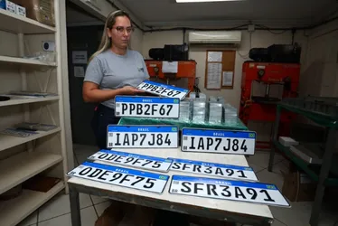 Imagem ilustrativa da imagem Placas de carro com nome de cidade e estado podem voltar