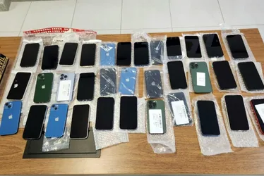 Imagem ilustrativa da imagem Polícia apreende 150 celulares sem nota fiscal em loja no Centro de Vitória