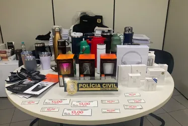 Imagem ilustrativa da imagem Polícia apreende 45 mil eletrônicos, brinquedos e copos térmicos falsificados no ES