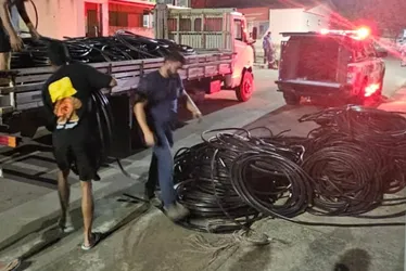 Imagem ilustrativa da imagem Polícia encontra duas toneladas de fios de cobre furtados dentro de casa em Aracruz