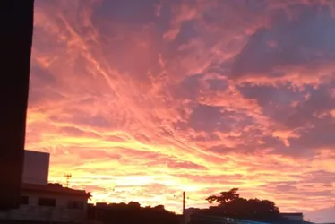 Imagem ilustrativa da imagem Por que o céu está mais alaranjado? Seca e poluição ajudam a explicar