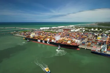 Imagem ilustrativa da imagem Porto de Suape recebe supernavio de 366 metros pela primeira vez