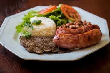 Imagem ilustrativa da imagem Prato salgado: comer fora em Vitória custa em média R$ 54