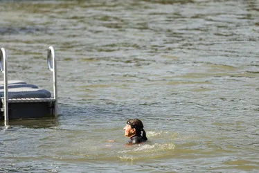 Imagem ilustrativa da imagem Prefeita de Paris nada no Rio Sena para comprovar qualidade da água para Olimpíada