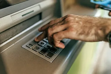 Imagem ilustrativa da imagem Presos golpistas que fingiam ser funcionários de bancos para enganar idosos