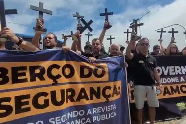 Imagem ilustrativa da imagem Protesto de policiais civis com caixão e cruzes ofusca convenção do PSDB em Caruaru