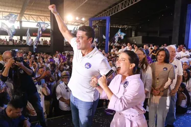 Imagem ilustrativa da imagem Protestos à parte, PSDB celebra união em Caruaru e confirma candidatura de Rodrigo
