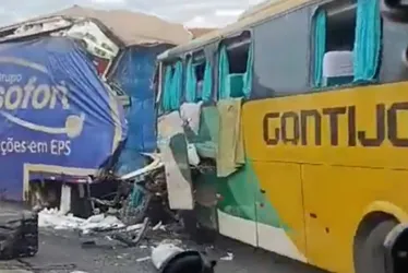 Imagem ilustrativa da imagem Quatro pessoas morrem e 32 ficam feridas após batida entre carreta e ônibus em MG
