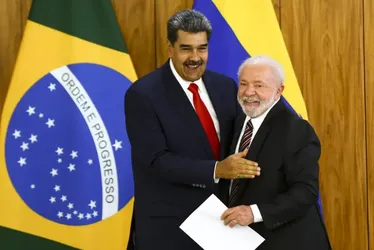 Imagem ilustrativa da imagem 'Quem se assustou que tome um chá de camomila', diz Maduro após fala de Lula