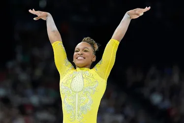 Imagem ilustrativa da imagem Rebeca Andrade conquista prata no individual geral da ginástica