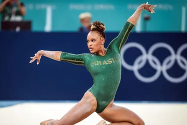 Imagem ilustrativa da imagem Rebeca Andrade faz ensaio geral, mas guarda 'cereja do bolo' para eventual final