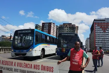 Imagem ilustrativa da imagem Rodoviários protestam no centro e esperam ser ouvidos no Palácio das Princesas