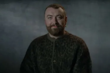 Imagem ilustrativa da imagem Sam Smith revela acidente de esqui com danos 'permanentes': 'Não conseguia andar'