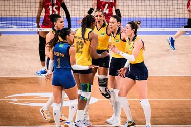 Imagem ilustrativa da imagem Seleção feminina de vôlei faz 3 a 0 no Japão e confirma vaga nas quartas em Paris