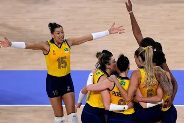 Imagem ilustrativa da imagem Seleção feminina de vôlei supera Turquia e ganha o bronze em Paris