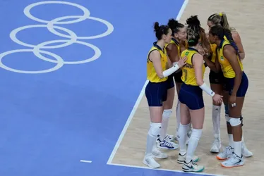 Imagem ilustrativa da imagem Seleção feminina volta a ser castigada pelos EUA e vai brigar pelo bronze no vôlei