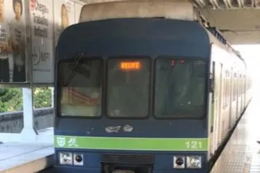 Imagem ilustrativa da imagem Semana começa com Linha Centro do Metrô do Recife paralisada após trem quebrar