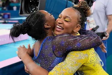 Imagem ilustrativa da imagem Simone Biles rasga elogios a Rebeca Andrade, no TikTok, antes da final do salto