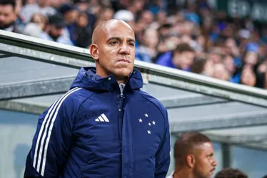 
          Imagem ilustrativa da imagem Sport recebe Ituano já com novo treinador assistindo ao jogo na Arena
          