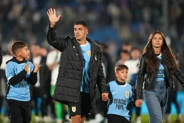 Imagem ilustrativa da imagem Suárez dá adeus à seleção uruguaia com homenagem, emoção, bola na trave e 0 a 0