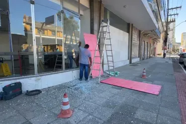 Imagem ilustrativa da imagem Suspeito quebra vidraça e invade agência bancária para furtar televisão em Vitória