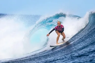 Imagem ilustrativa da imagem Tati Weston-Webb perde de americana por 0,18 e fica com a prata no surfe olímpico