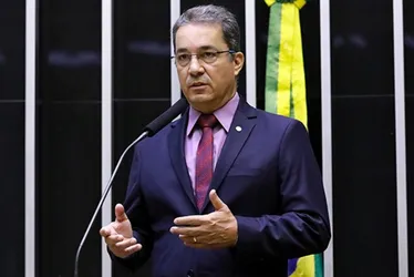 Imagem ilustrativa da imagem Ted Conti retira candidatura e apoia Zé Preto em Guarapari