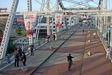Imagem ilustrativa da imagem VÍDEO | Jon Bon Jovi convence mulher a desistir de pular de ponte nos EUA
