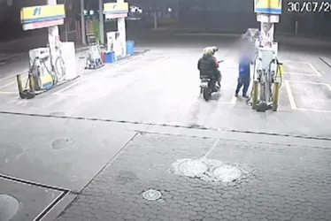 Imagem ilustrativa da imagem VÍDEO | Motociclistas se passam por clientes e assaltam posto de gasolina no ES