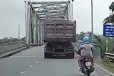 Imagem ilustrativa da imagem VÍDEO | Tufão Yagi derruba ponte, e caminhão despenca em rio no Vietnã