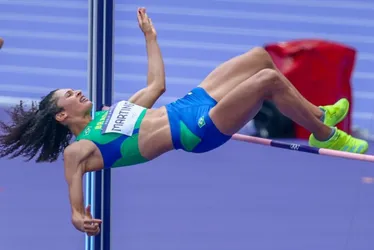 Imagem ilustrativa da imagem Valdiléia Martins vai à final do salto em altura, mas sofre entorse no tornozelo