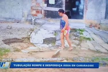 Imagem ilustrativa da imagem Vazamento da Compesa causa transtornos e preocupação em Camaragibe