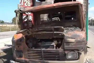 Imagem ilustrativa da imagem Vendedor tem prejuízo de R$ 70 mil com incêndio em caminhão na Praia de Camburi