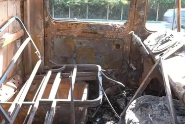 Imagem ilustrativa da imagem Vendedor tem prejuízo de R$ 70 mil com incêndio em caminhão na Praia de Camburi