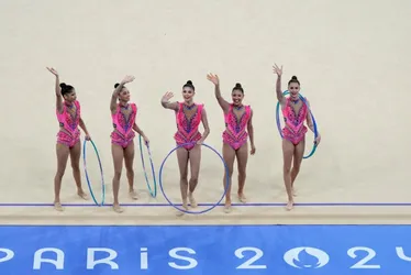 Imagem ilustrativa da imagem Victoria Borges se machuca e sai carregada da apresentação da ginástica rítmica