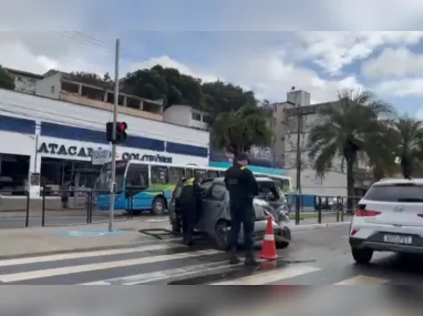 Imagem ilustrativa da imagem Batida entre ônibus e carro complica trânsito em avenida de Vitória