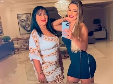 Deolane Bezerra mostrou a mesa em que estava comendo junto com a mãe