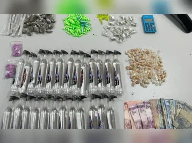 Imagem ilustrativa da imagem Drogas, dinheiro e até máquina de cartão apreendidos em ação da polícia em Vitória