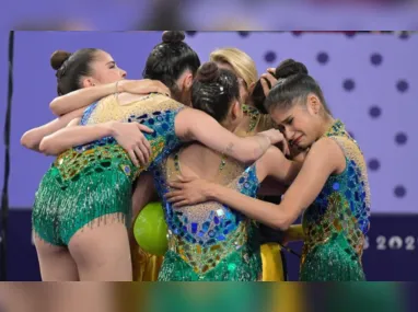 A argelina Imane Khelif, medalhista de ouro, posa durante uma cerimônia de entrega de medalhas para a última luta de boxe feminino até 66 kg nos Jogos Olímpicos de Verão de 2024, em Paris, França, nesta sexta-feira, 09 de agosto de 2024