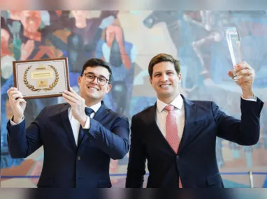 Prefeito João Campos (centro) se encontrou com a presidente do PT, Gleisi Hoffmann, e o presidente Lula no Palácio do Planalto, em Brasília
