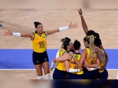 Jogadores dos Estados Unidos comemoram a conquista da medalha de ouro no basquete masculino após vitória por sobre a França na final do basquete masculino disputada na Bercy Arena válida pela medalha de ouro nos Jogos Olímpicos de Paris, na França, neste sábado, 10 de agosto de 2024