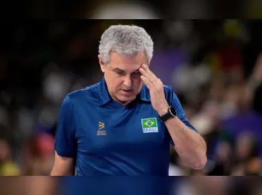 Jogadores dos Estados Unidos comemoram a conquista da medalha de ouro no basquete masculino após vitória por sobre a França na final do basquete masculino disputada na Bercy Arena válida pela medalha de ouro nos Jogos Olímpicos de Paris, na França, neste sábado, 10 de agosto de 2024