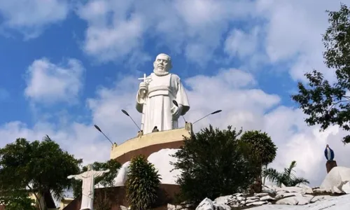 
          Imagem ilustrativa da imagem 31ª Romaria do Frei Damião espera mais de 200 mil fiéis em São Joaquim do Monte-PE
          